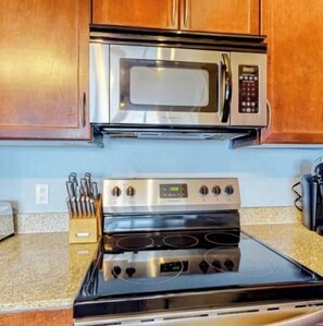Geladeira, micro-ondas, fogão, cooktop