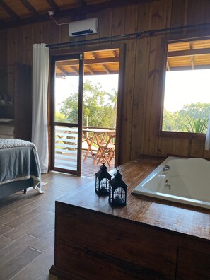 Chalé superluxo, banheira de hidromassagem, vista para a montanha | Vista da propriedade