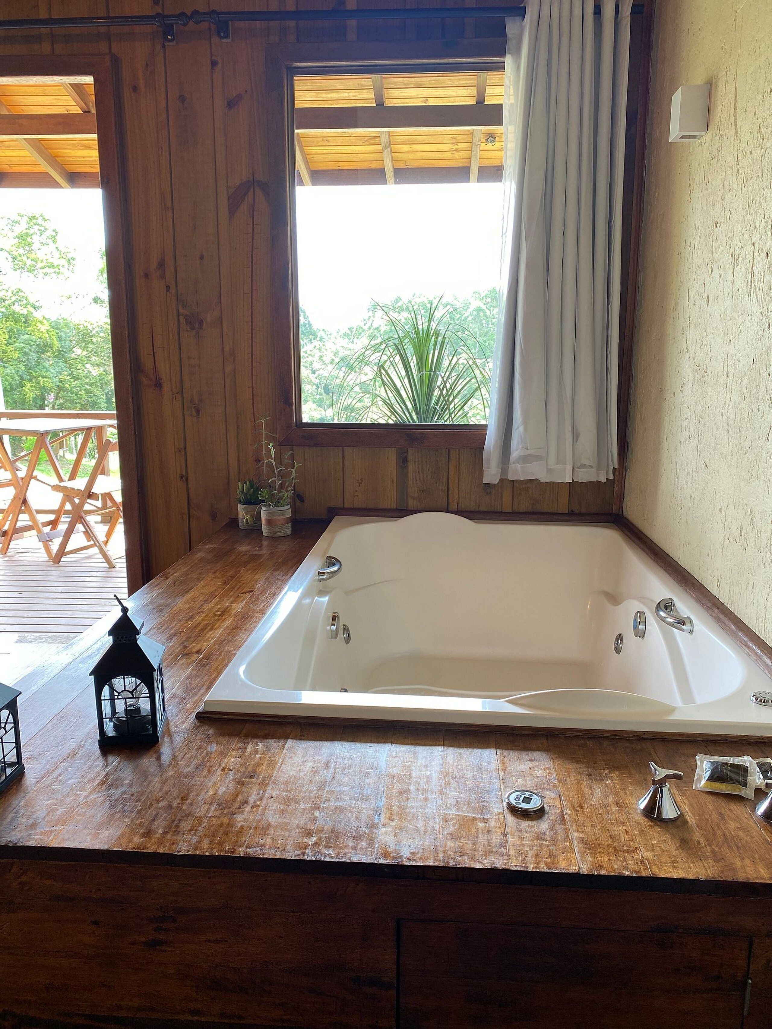 ラグジュアリー シャレー ジェットバス マウンテンビュー | バスルーム | ヘアドライヤー、ビデ、タオル、トイレットペーパー