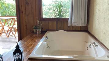 Lyxstuga - bubbelbad - utsikt mot bergen | Badrum | HÄrtork, bidé, handdukar och toalettpapper