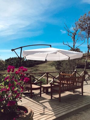 Cabaña de luna de miel, cocina, vistas a la montaña | Restaurante al aire libre