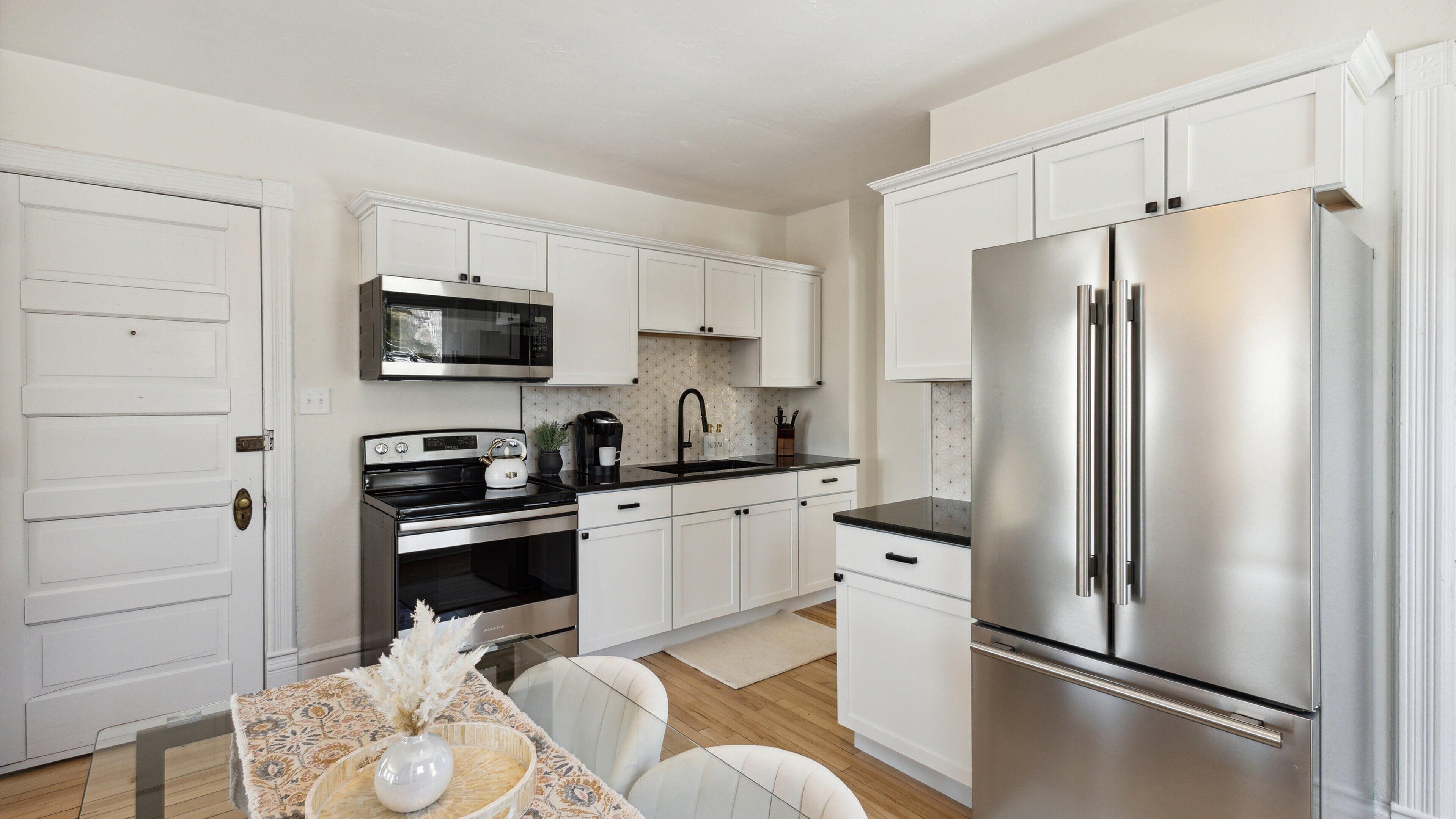 Kühlschrank, Mikrowelle, Ofen, Herdplatte