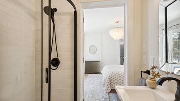 Bruser, hårtørrer, håndklæder, Sæbe