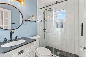 Shower, hair dryer, towels, soap - Coastal Charm (St. Augustine)