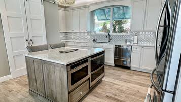 Jääkaappi, mikroaaltouuni, uuni, liesi