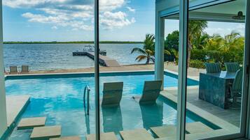 Ulkouima-allas, lämmitetty uima-allas, aurinkotuoleja