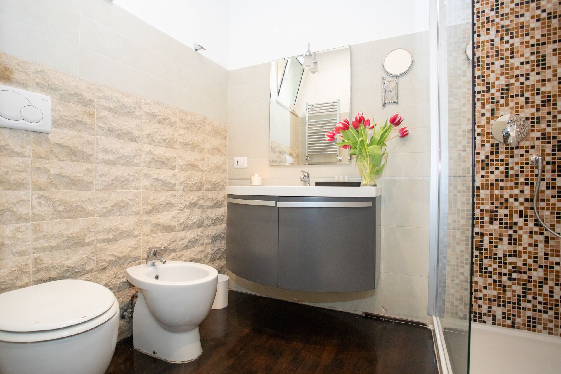 Un bagno con bidet, servizi igienici e zona doccia.