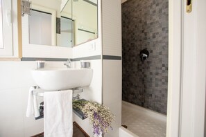Double Room | Bathroom | Shower, hair dryer, bidet, towels - Romanticasa Navona  (Rome)