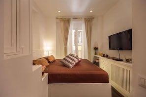 Double Room | Hypo-allergenic bedding, down comforters, free WiFi, bed sheets - Romanticasa Navona  (Rome)