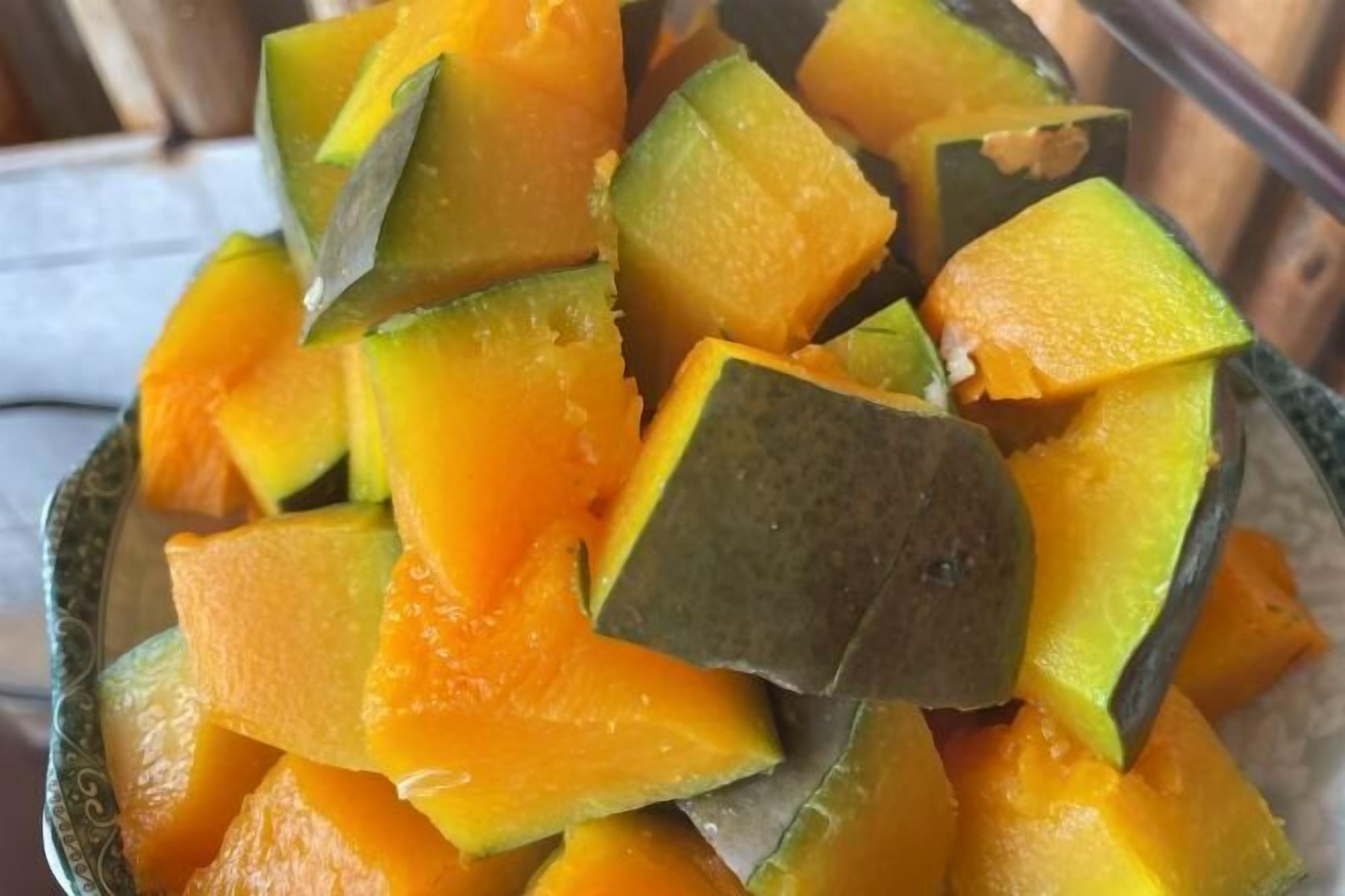 A bowl of cubed mangoes.