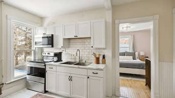 Een koelkast, een magnetron, een oven, een kookplaat