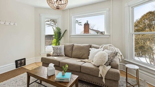 [Cozy] loft - steps to downtown!