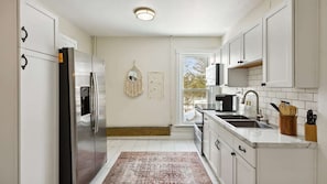 Fridge, microwave, coffee/tea maker, cookware/dishes/utensils - [Cozy] loft - steps to downtown! (Sturgeon Bay)
