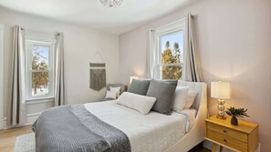 Een strijkplank/strijkijzer, gratis wifi, beddengoed