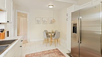 Een koelkast, een magnetron, een oven, een kookplaat