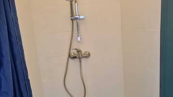 Douche, sĂšche-cheveux, serviettes fournies, savon