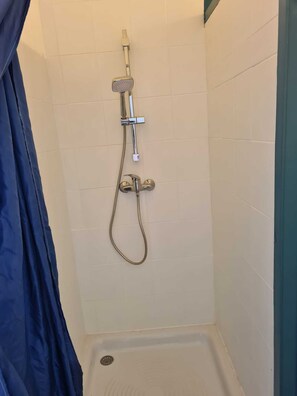 Regadera, secadora de cabello, toallas, jabón 