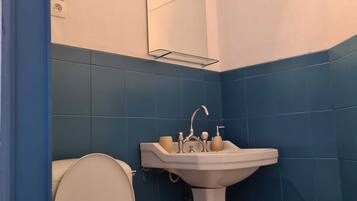 Douche, sĂšche-cheveux, serviettes fournies, savon