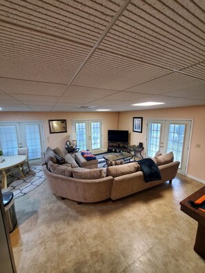 Living area - Apartment below main home - fully equipped, beautiful views, motorcycle friendly (Maggie Valley)