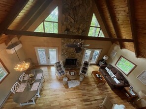 Smart-TV, Kamin, Bücher, Videothek