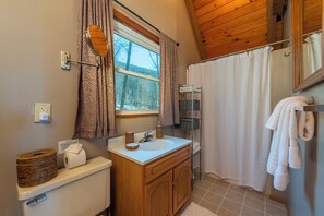 Dusche, umweltfreundliche Kosmetikartikel, Haartrockner, Handtücher