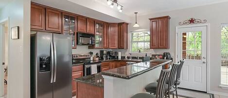 冰箱、微波炉、烤箱、炉灶