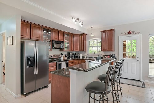 Lone Star Haven - Just 5 Minutes from Kyle Field!