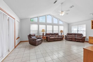 Living area - Spacious Private Vacation Home 3BR/2Bth - Family-sized, Big Backyard (Tallahassee)