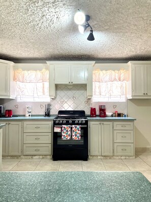 Refrigerador, microondas, parrilla de estufa y cafetera y tetera 