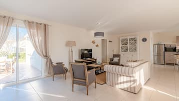 Télévision, lecteur de DVD, livres