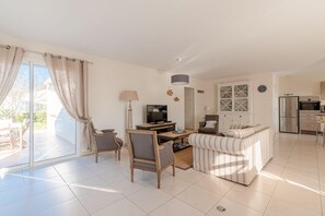 Télévision, lecteur de DVD, livres