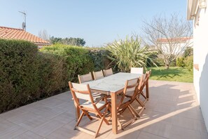 Outdoor dining - La Retzienne - Parking - Jardin (Les Moutiers-en-Retz)