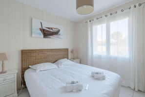 3 bedrooms, iron/ironing board, bed sheets