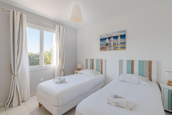 3 chambres, fer et planche à repasser, draps fournis