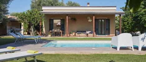 حمّام سباحة مُدفَّأ