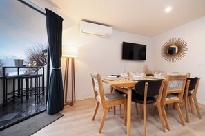 Dining - Modern and Convenient apartment in Fernhill (Queenstown)