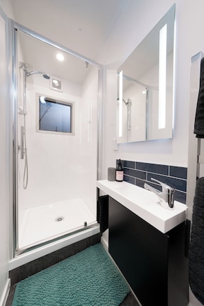 Shower, hair dryer, towels, soap - Modern and Convenient apartment in Fernhill (Queenstown)