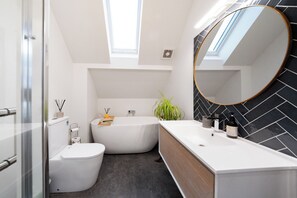Shower, hair dryer, towels, soap - Modern and Convenient apartment in Fernhill (Queenstown)