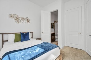 3 habitaciones, escritorio y tabla de planchar con plancha