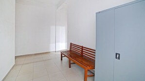 A room with a wooden bench, a blue cabinet, and a tiled floor. - Hotel O Sepakat Guest House (Medan)