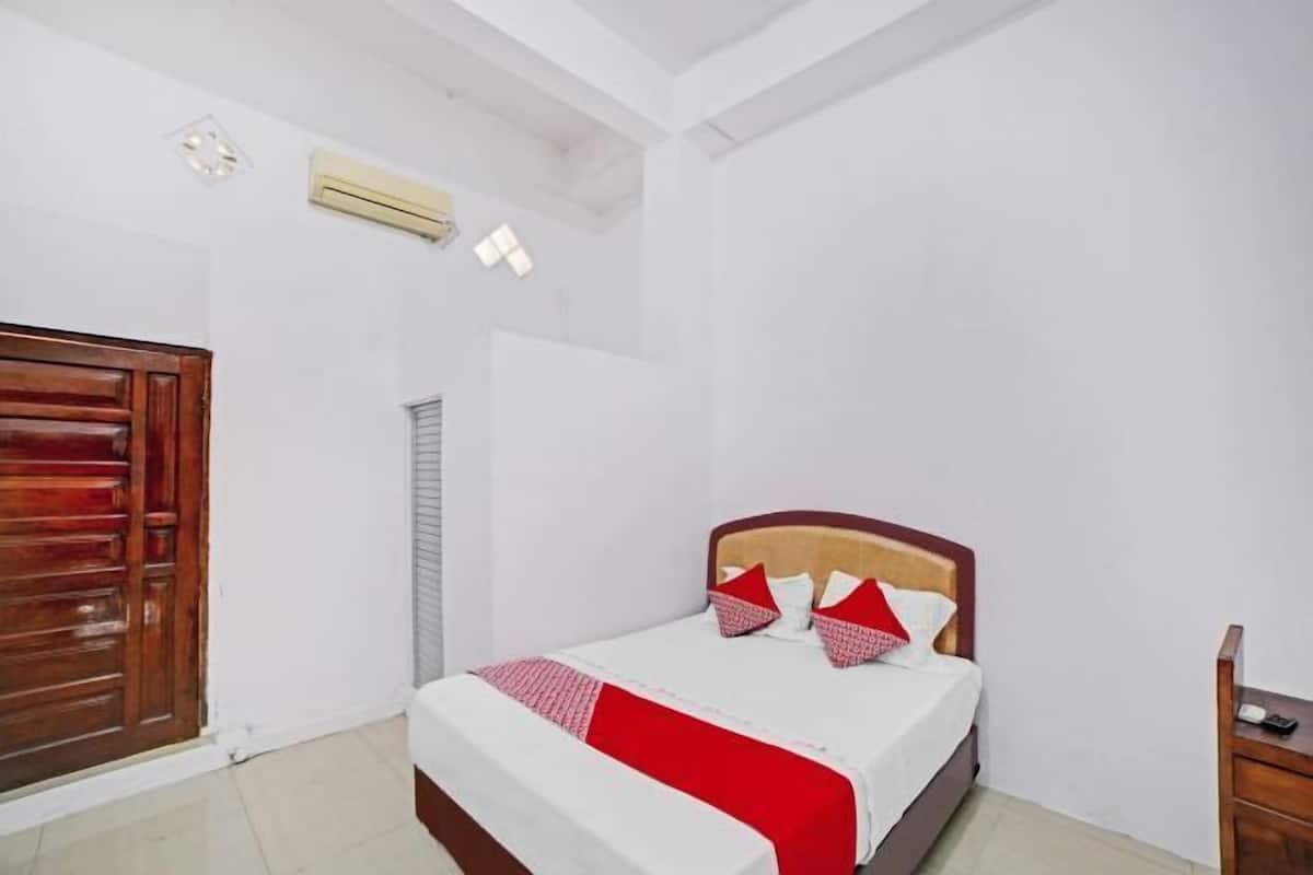 Laptop workspace, blackout curtains, free WiFi, bed sheets