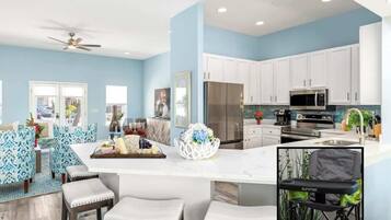 Réfrigérateur, four à micro-ondes, un four, surface de cuisson