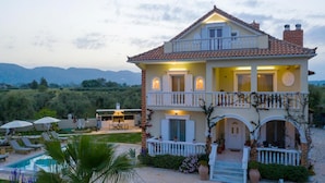 A two-story house with a balcony, a pool, and a garden. - Antigoni s Family House - Antigoni s Family House (Zakynthos)