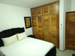 3 bedrooms, WiFi, bed sheets - Charming and spacious home. Private roof top access. Safe and quiet neighborhood (Santo Domingo Este)