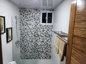 Shower, towels, soap - Charming and spacious home. Private roof top access. Safe and quiet neighborhood (Santo Domingo Este)