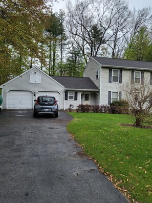 Exterior - Enjoy a cozy 4 bed/3 bath home close to Racetrack, casino, SPAC and Lake George. (Ballston Spa)