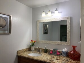 Secador de pelo, toallas, jabón y champú