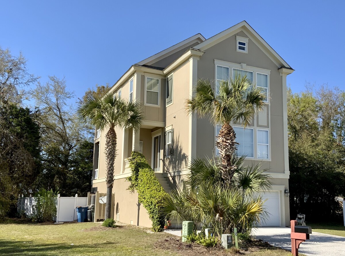 Amazing Vacation Home With Short Walk To The Beach - Pet Friendly