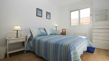 3 habitaciones, escritorio, tabla de planchar con plancha y wifi