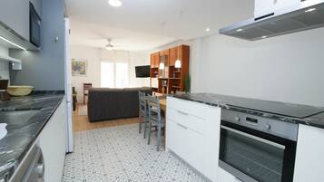 Refrigerador, microondas, lavavajillas y cafetera y tetera